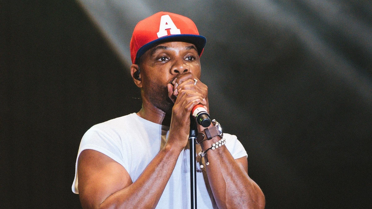 Kirk Franklin performing on stage
