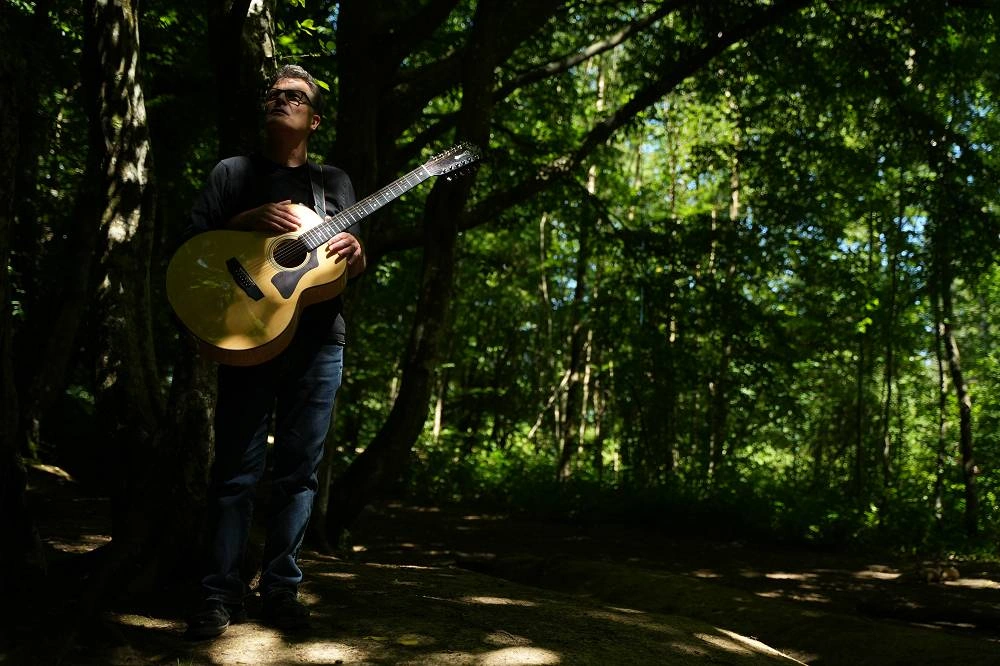 Ian Roland Plays a Twelve-String, and the Line Runs Back to Lead Belly